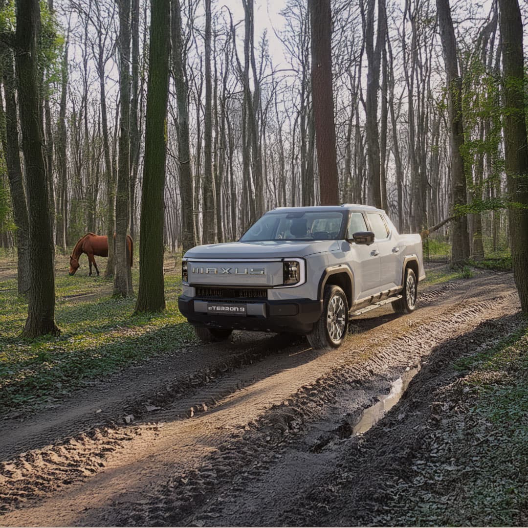 Maxus eTERRON 9 in het bos met paard op de achtergrond