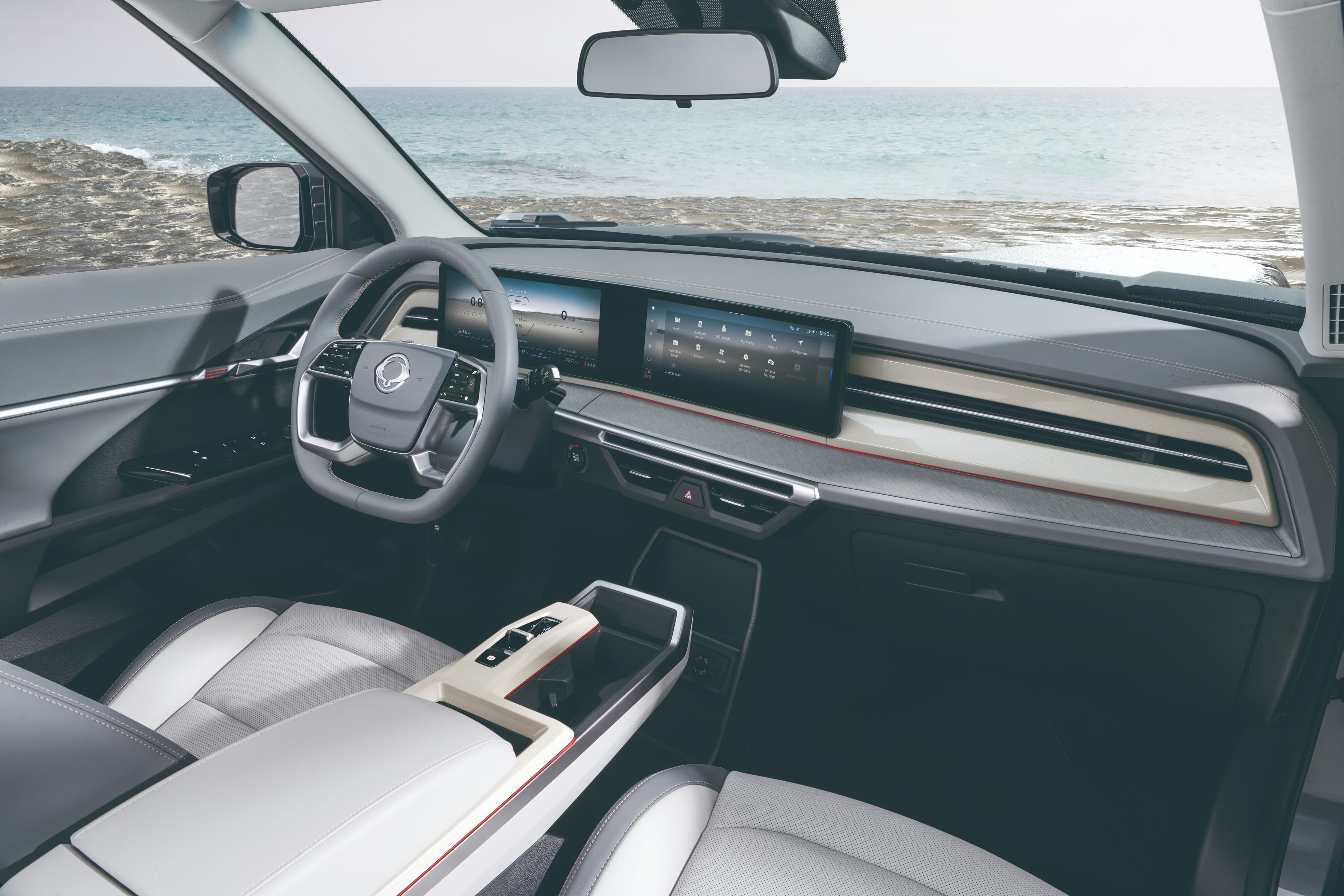 Een Torres Benzine met grijs interieur uitzicht op de zee
