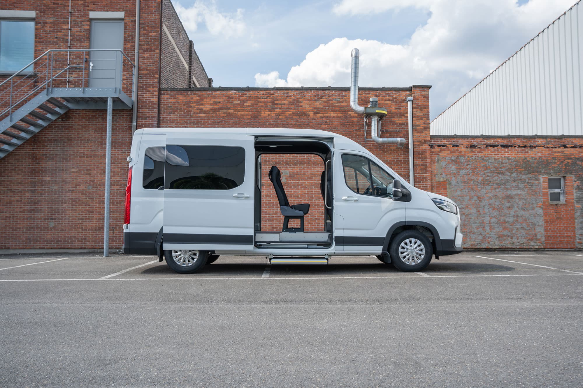 Maxus eDeliver9 PV Minibus zijaanzicht open zijdeuren