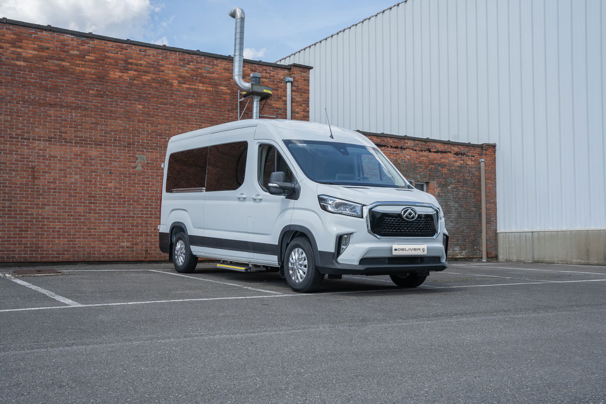 Maxus eDeliver9 PV Minibus voorzijaanzicht