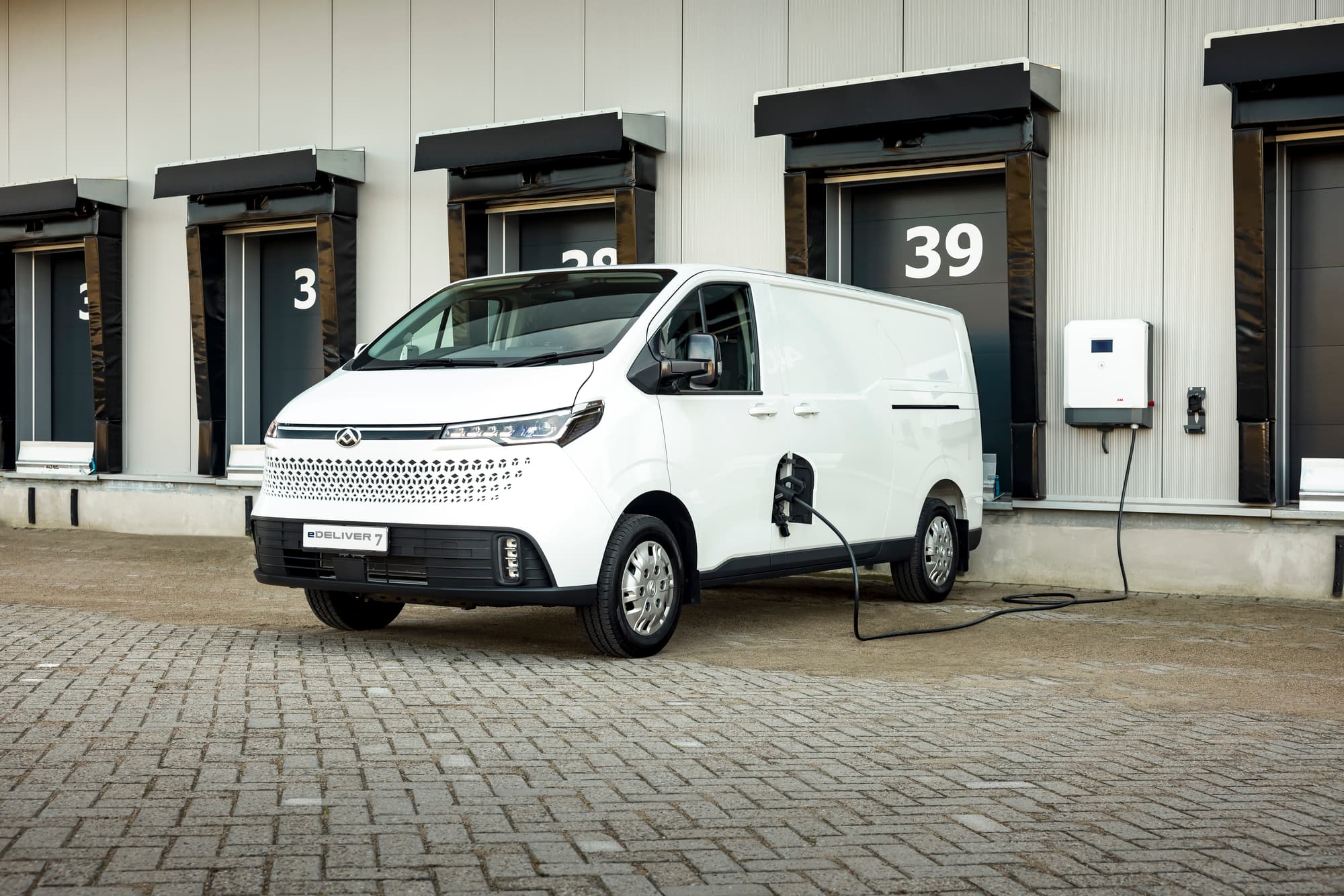 Maxus eDeliver7 PV Wit laden op industrieterrein
